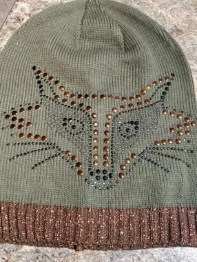 RIBBED KNIT METALLIC FOX BEANIE HAT. GREEN BROWN. COPPER SILVER STUDS. NWOT